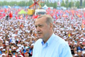 إقالة أكثر من 18 ألف موظف رسمي في تركيا بـ«مرسوم»